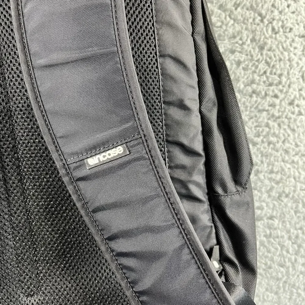 INCASE CAMPUS BACKPACK BLACK LAPTOP BOOK BAG SHOULDER STRAPS COMPACT ZIP UP